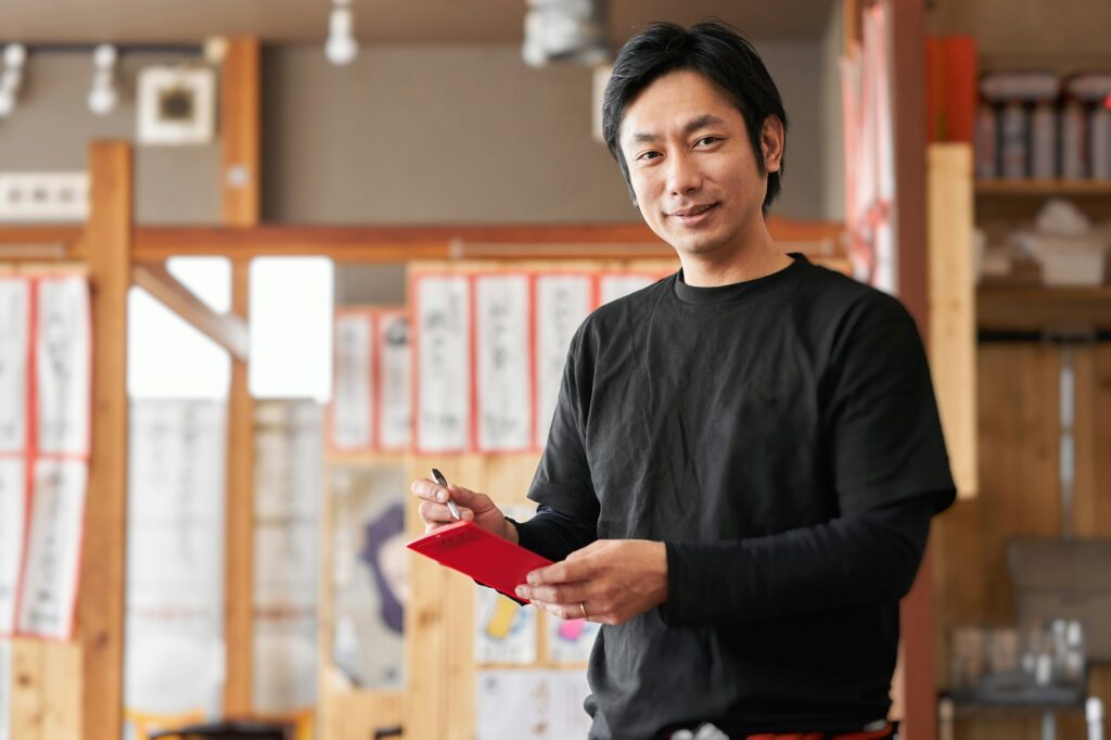 Image of a Japanese man working in a restaurant.